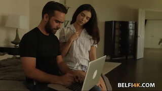 Распутной брюнетке je potreban veliki kurac, da protežu svoje pussy