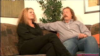 ���ींग का बना हुआ milf के साथ बड़े स्तन से उसके भाई कानून में दे उसे सह उसके बड़े boobs पर