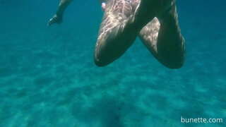 שווימערייַ מיט מיין באַט צאַפּן אין די אקעאן