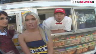 Ice cream muuzaji hufanya threesome kutomba yake ya ice cream van