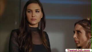 Charlotte Stokely shásamh a riachtanais agus tá sí fiú cabhrú le Silvia Saige