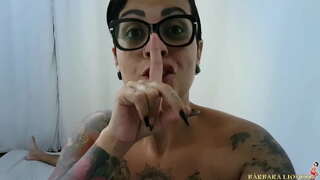 Isang babae wakes up sa pindutin at ito ay nagtatapos up na may gatas dripping down ang gilid