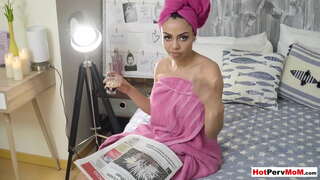 גדול והשדיים לטינית קוגר אמא רכיבה על אותה stepsons הזין