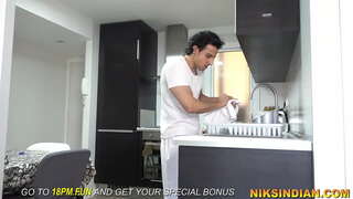 Dienaar zag de meester de dochter van de plassen en dan de lul in haar kont