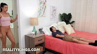 Realidade Reis - RK Primeiro - Kylie Foguete, Ricky español - Pegajoso Asento