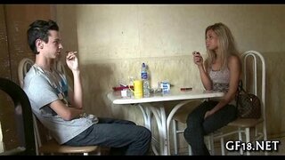 Boy lenggah lan stares