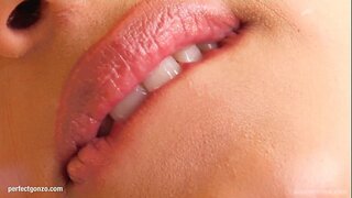Lena ricevas sin for de masturbándose kun fingroj kaj dildo ĉe Donu al Mi Rozon Lena ricevas sin for de masturbándose kun fingroj kaj dildo ĉe Donu al Mi Rozon
