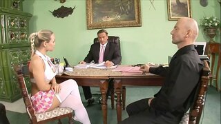 צוויי האָרני לערערס באַשטראָפן סעקסי קאָלעגע מיידל מיאַ ליאָון מיט גרויס juggers