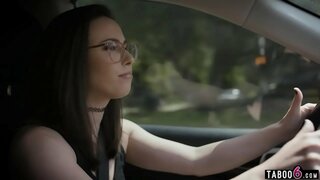 Ň�西的卡尔弗特去拿她的东西从她的前夫