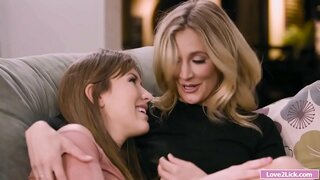 ǻ�母得到她的屁股指法和舔通过的继女