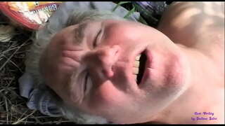 Slampa ser två gamla män jävla i det öppna landskapet och förenar dem